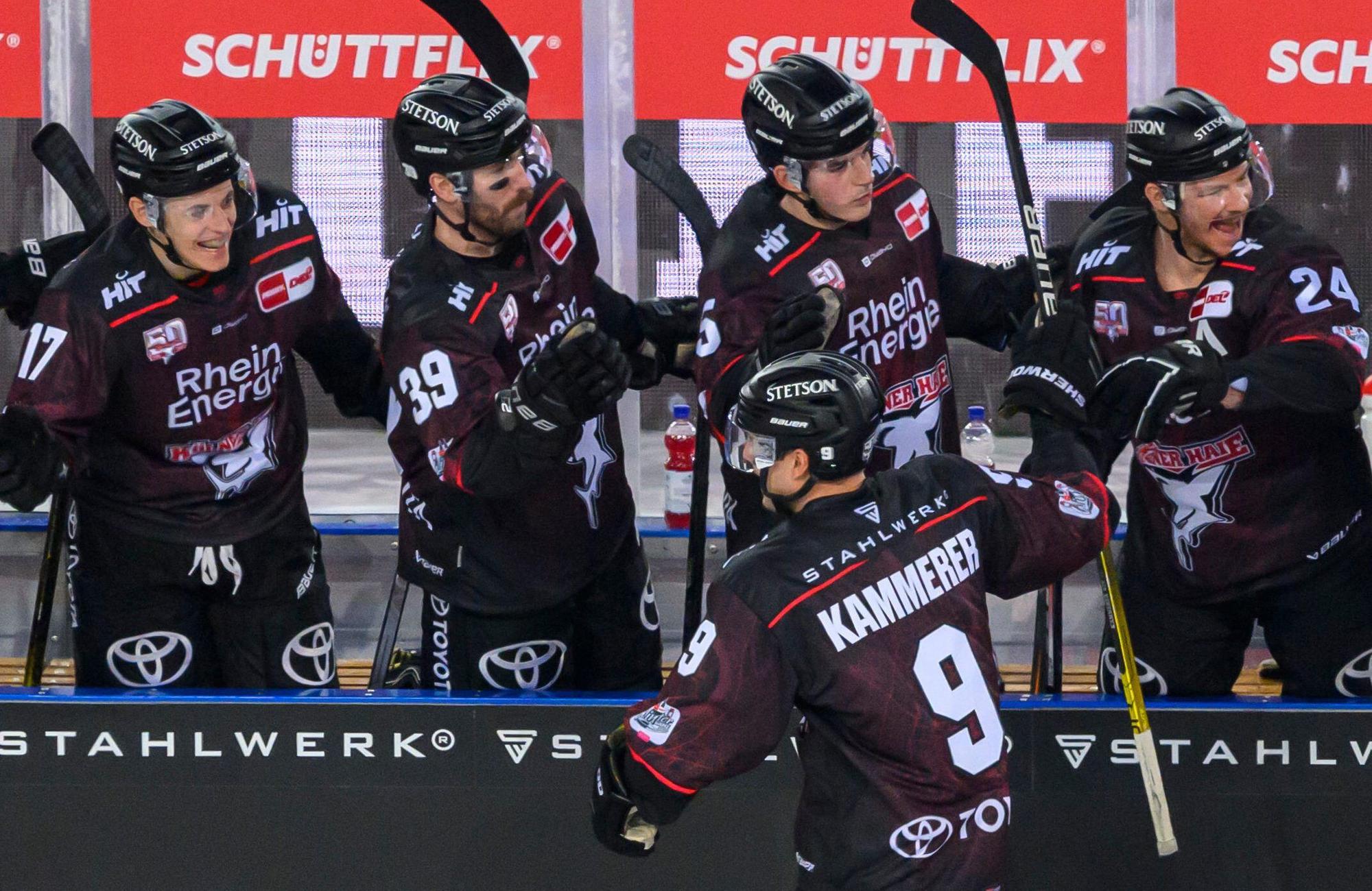 03.12.2022, Nordrhein-Westfalen, Köln: Eishockey: DEL, Kölner Haie - Adler Mannheim, Hauptrunde, 27. Spieltag, DEL Winter Game 2022 im RheinEnergieSTADION: der Kölner Maximilian Kammerer bejubelt sein Tor. Foto: Christopher Neundorf/Kirchner-Media/dpa +++ dpa-Bildfunk +++