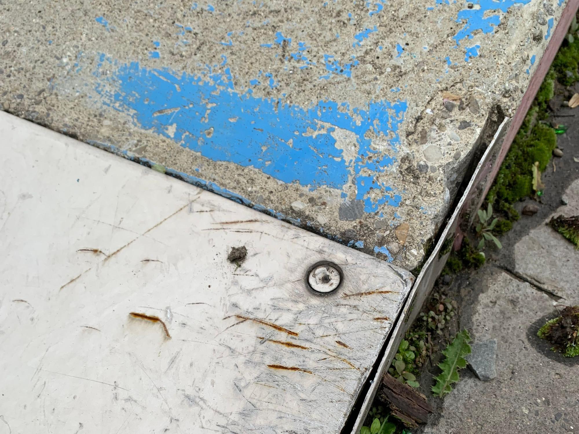 Blick auf ein abgeplatztes Stück Beton im Skatepark in Sankt Augustin.