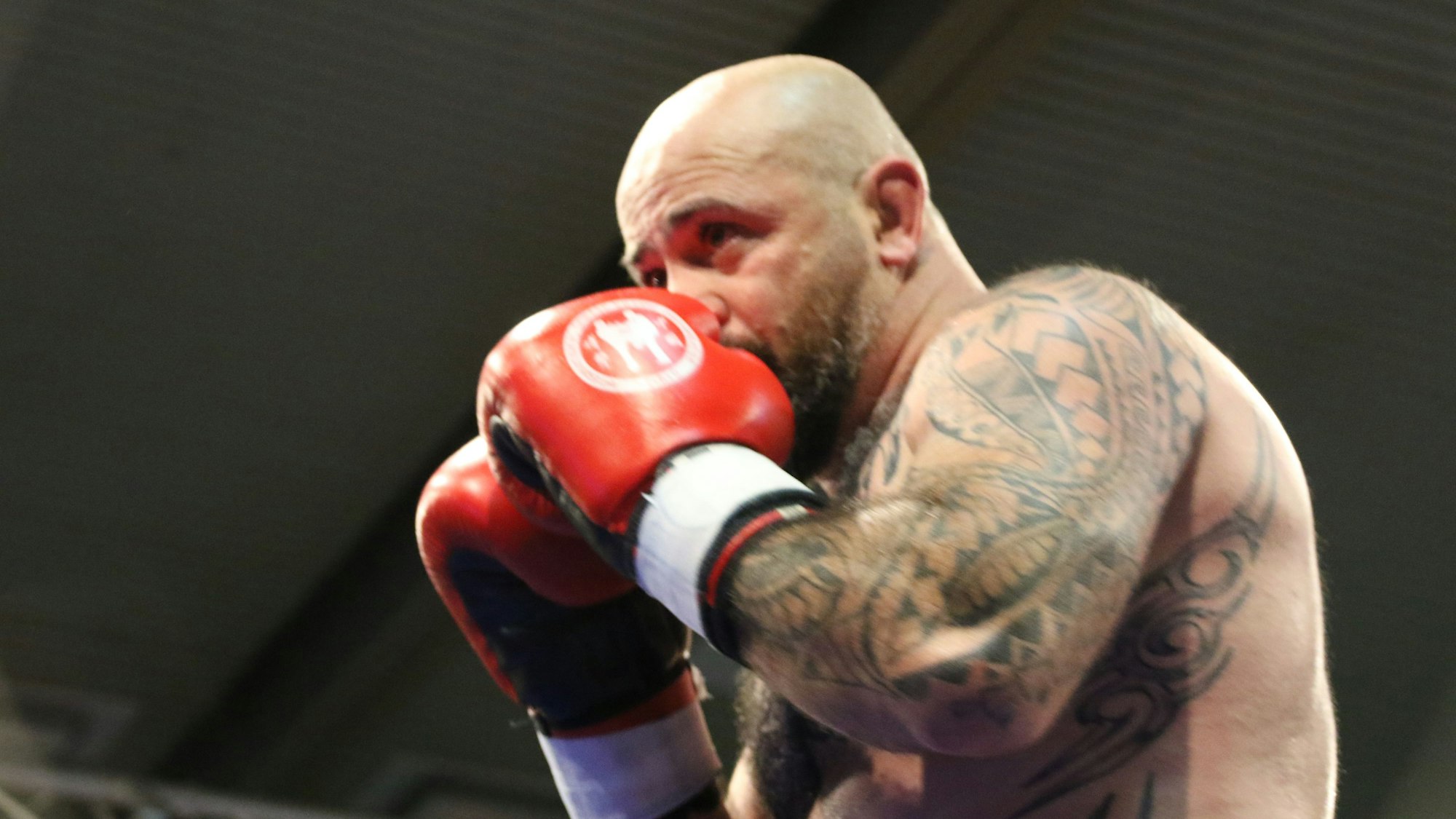 Boxer Baker Barakat hebt im Kampf die Arme vor das Gesicht.