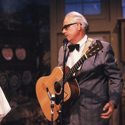 Hans Süper und Hans Zimmermann schauen sich auf der Bühne stehend an.