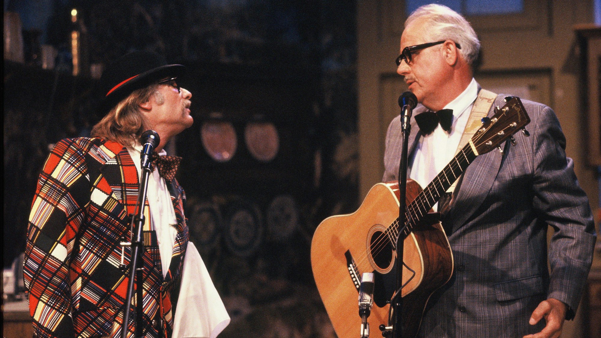 Hans Süper und Hans Zimmermann schauen sich auf der Bühne stehend an.
