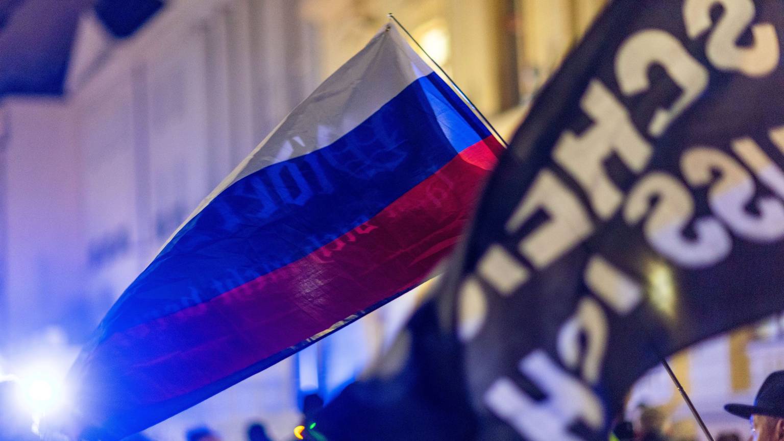 Eine russische Flagge bei einer Demonstration (Symbolbild)