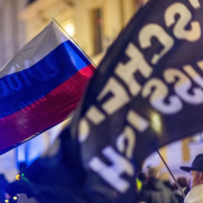 Eine russische Flagge bei einer Demonstration (Symbolbild)