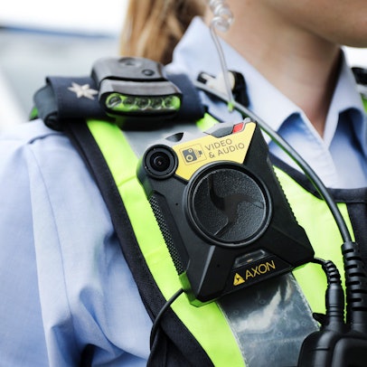 Eine Polizistin der Streifenpolizei führt eine Bodycam vor.