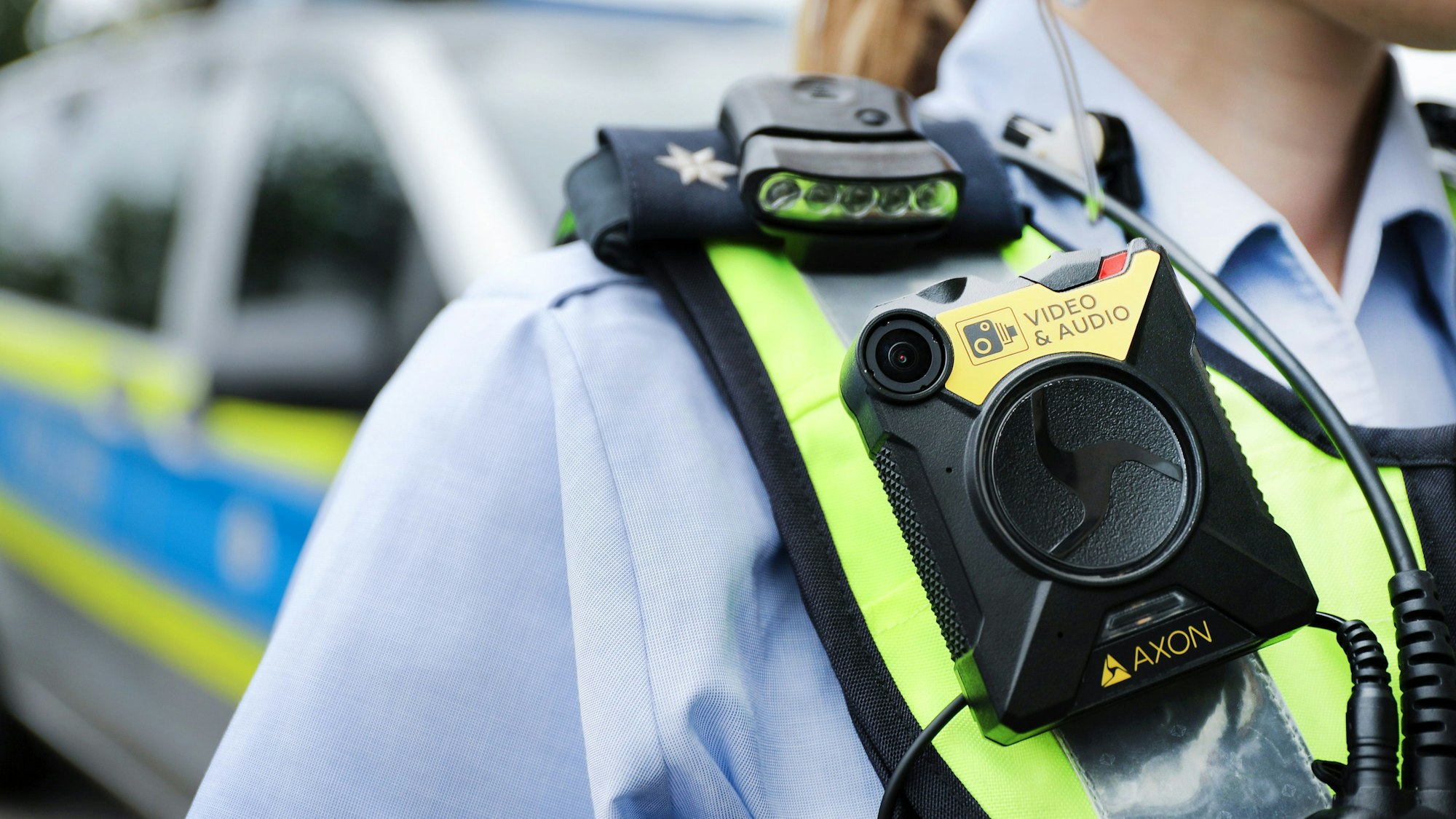 Eine Kölner Polizistin der Streifenpolizei mit Bodycam.