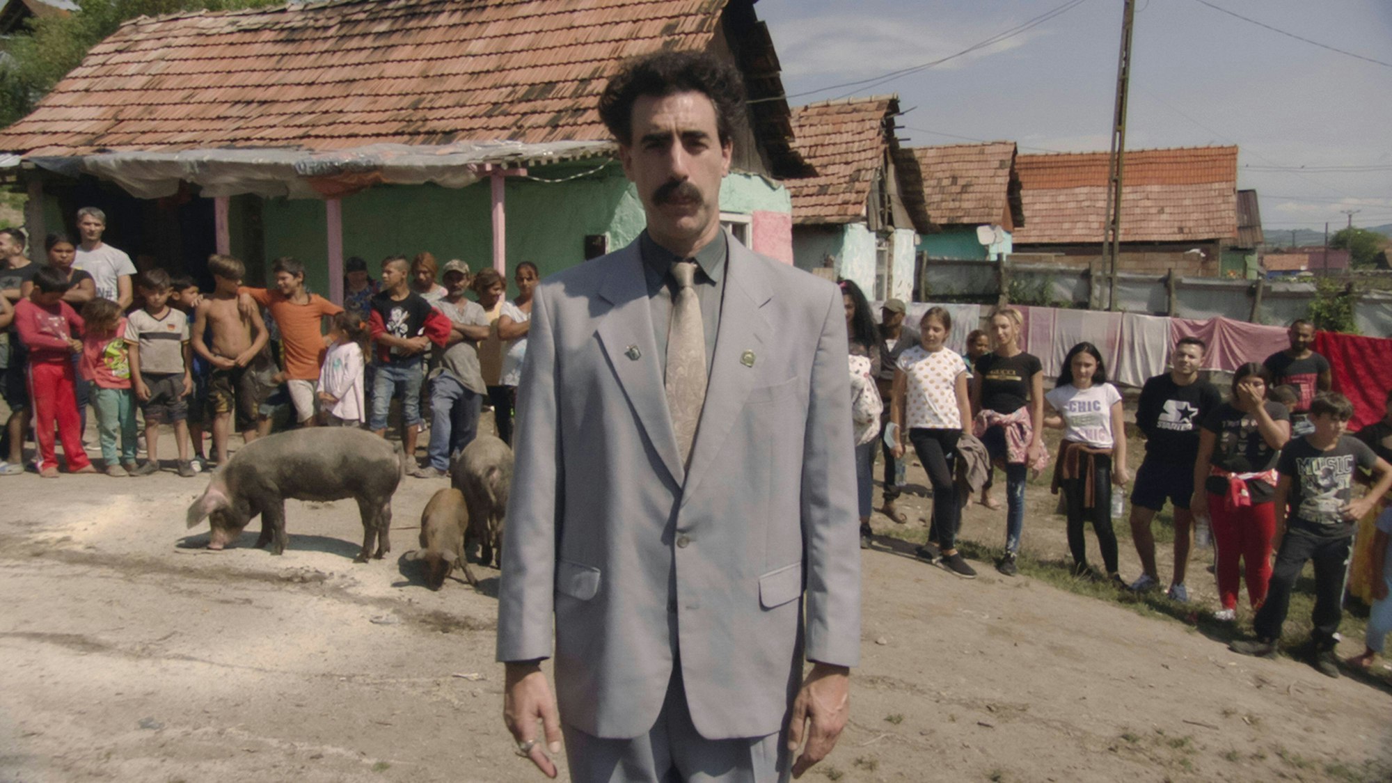 Ein Screenshot aus dem Film „Borat“ zeigt Sacha Baron Cohen in seiner Paraderolle als „Borat“.
