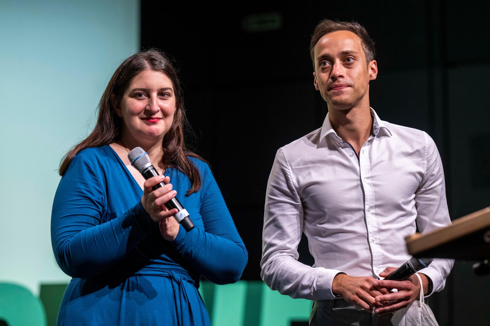 Yazgülü Zeybek (l) und Tim Achtermeyer, die neuen Co-Landesvorsitzenden der Grünen in Nordrhein-Westfalen, stehen zusammen auf der Bühne. Die Grünen halten ihren Parteitag in der Stadthalle ab.