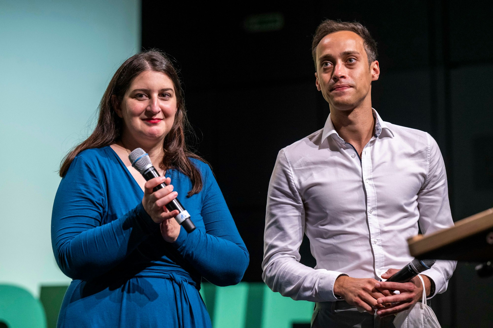 Yazgülü Zeybek (l) und Tim Achtermeyer, die neuen Co-Landesvorsitzenden der Grünen in Nordrhein-Westfalen, stehen zusammen auf der Bühne. Die Grünen halten ihren Parteitag in der Stadthalle ab.