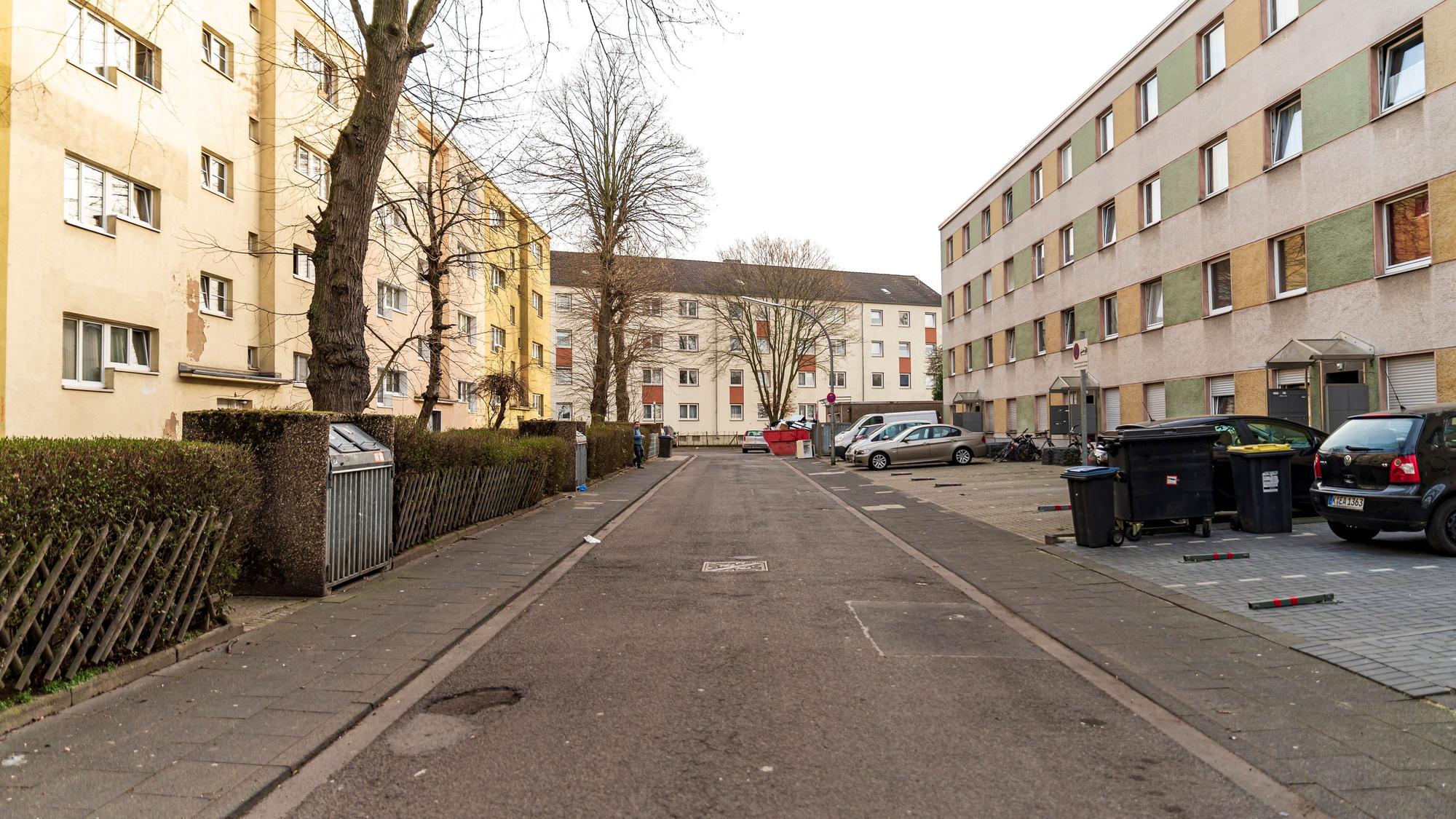 Tatort Nördlinger Straße im Kölner Stadtteil Höhenberg. In einem der Häuser der trostlosen und heruntergekommenen Mehrfamilienhaus-Siedlung, erlebte eine 21-Jährige junge Frau ein Martyrium. Von vier Personen wurde sie wie eine Sklavin gehalten, geschlagen, gequält und gedemütigt. An den Folgen starb sie im Krankenhaus Köln Merheim.