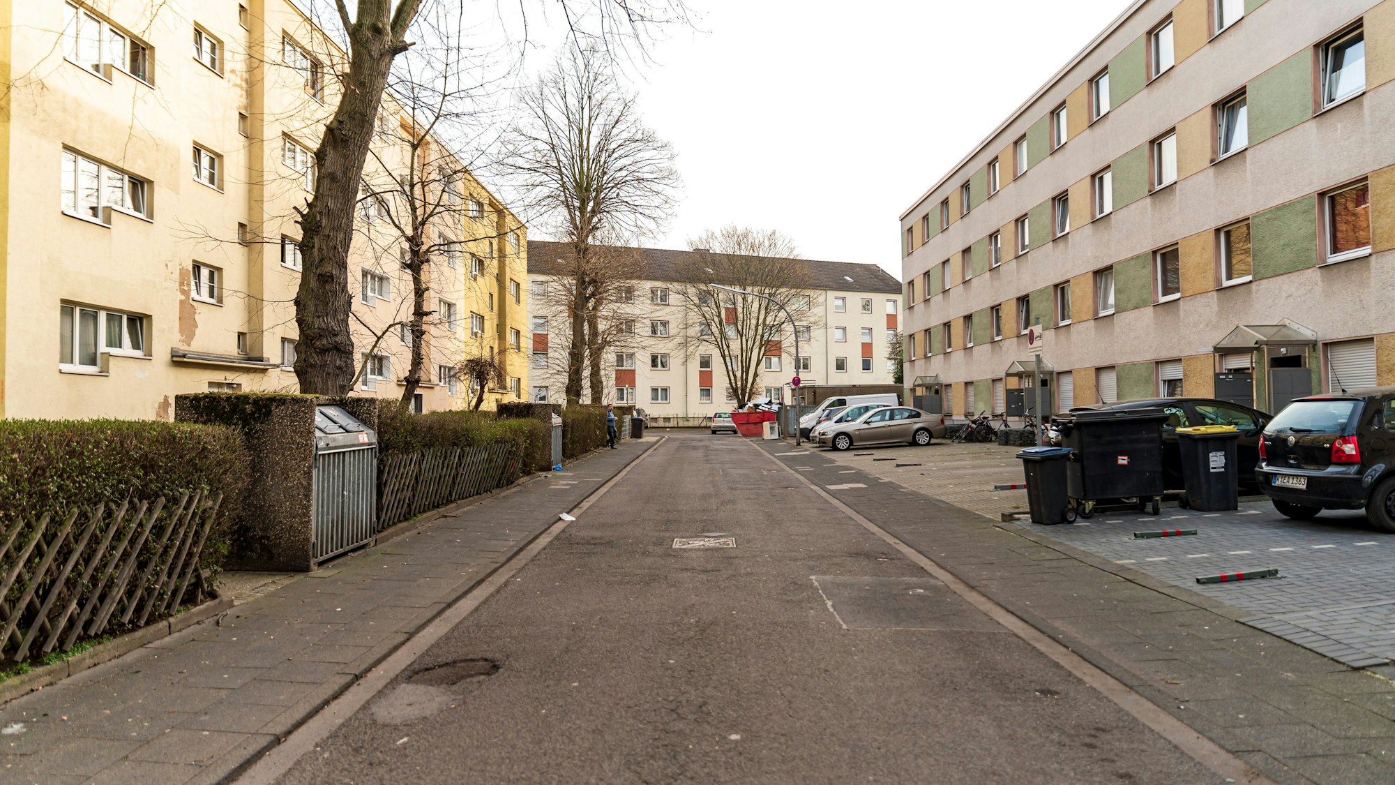 Tatort Nördlinger Straße im Kölner Stadtteil Höhenberg. In einem der Häuser der trostlosen und heruntergekommenen Mehrfamilienhaus-Siedlung, erlebte eine 21-Jährige junge Frau ein Martyrium. Von vier Personen wurde sie wie eine Sklavin gehalten, geschlagen, gequält und gedemütigt. An den Folgen starb sie im Krankenhaus Köln Merheim.