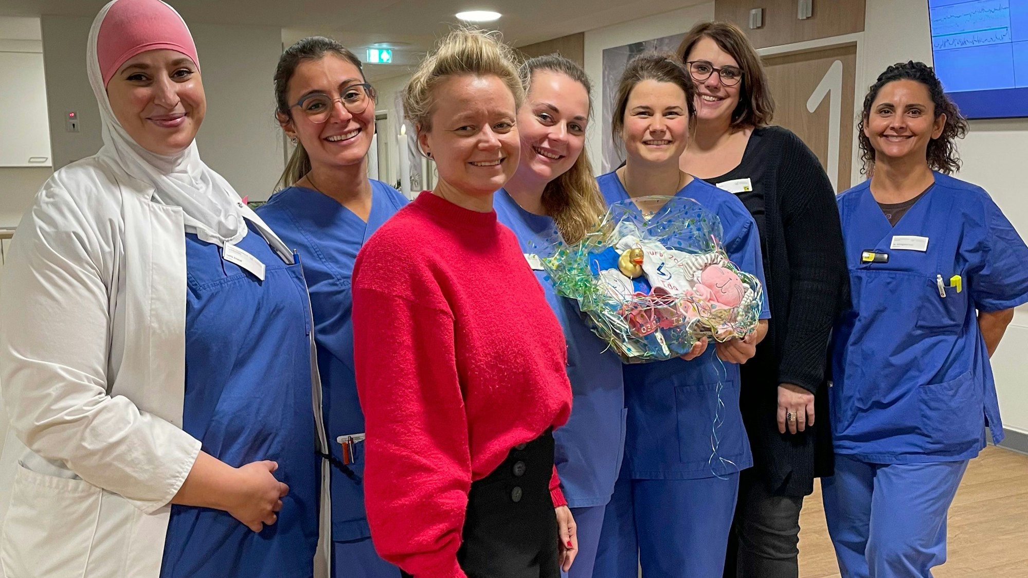 Hebammen und Ärztinnen mit einem Geschenk