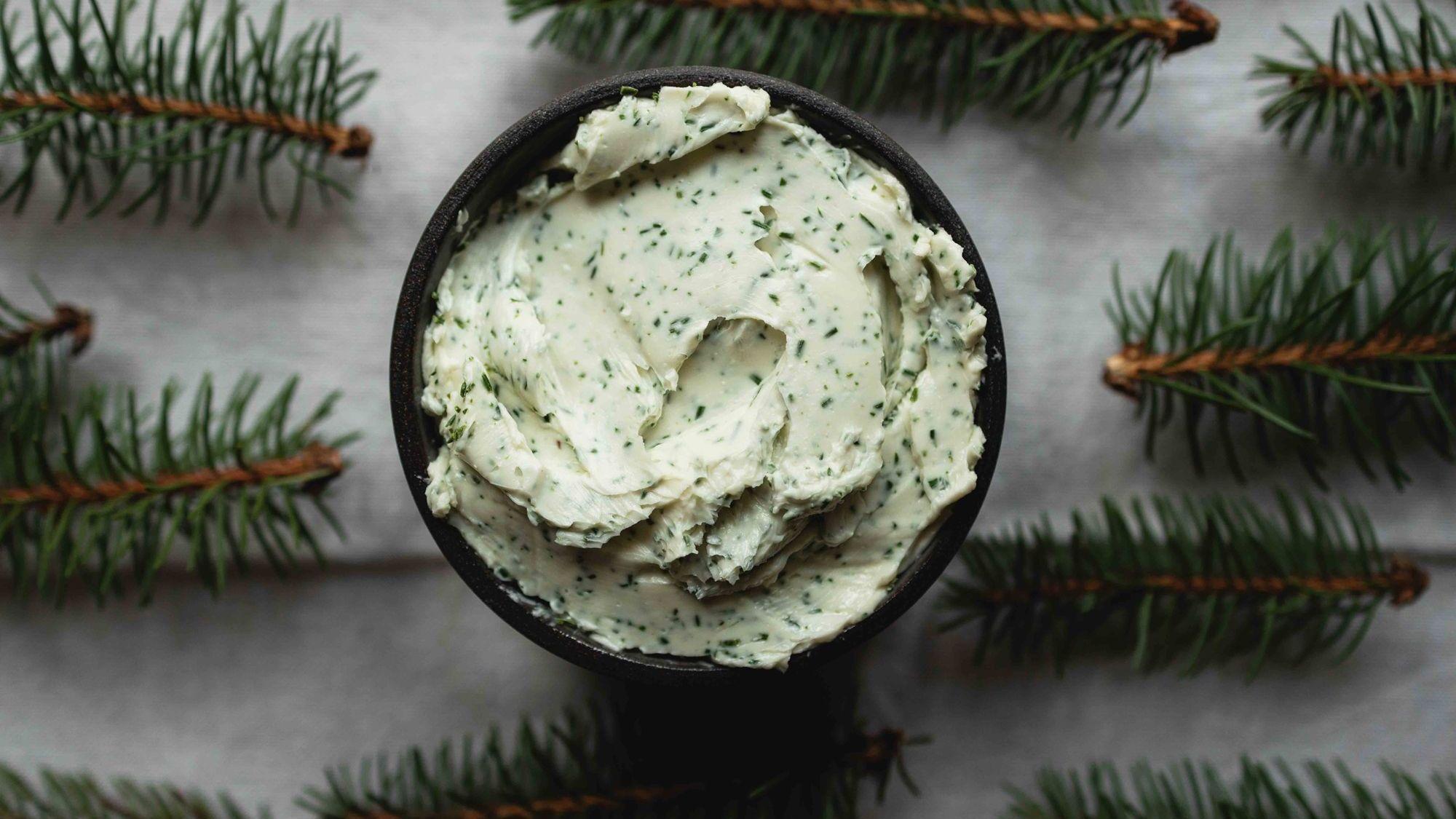 Fichtenbutter zwischen Tannenzweigen