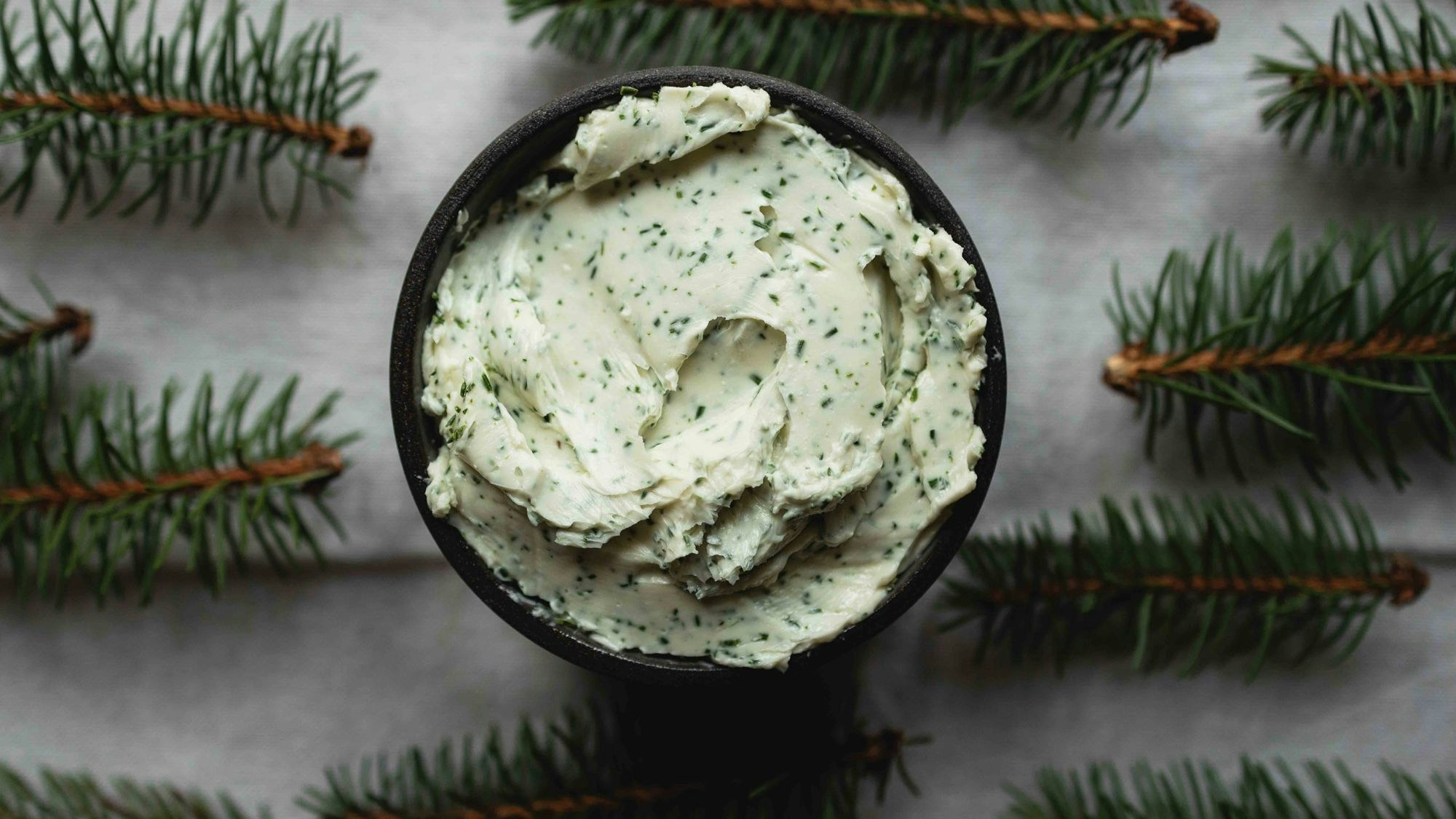 Fichtenbutter zwischen Tannenzweigen