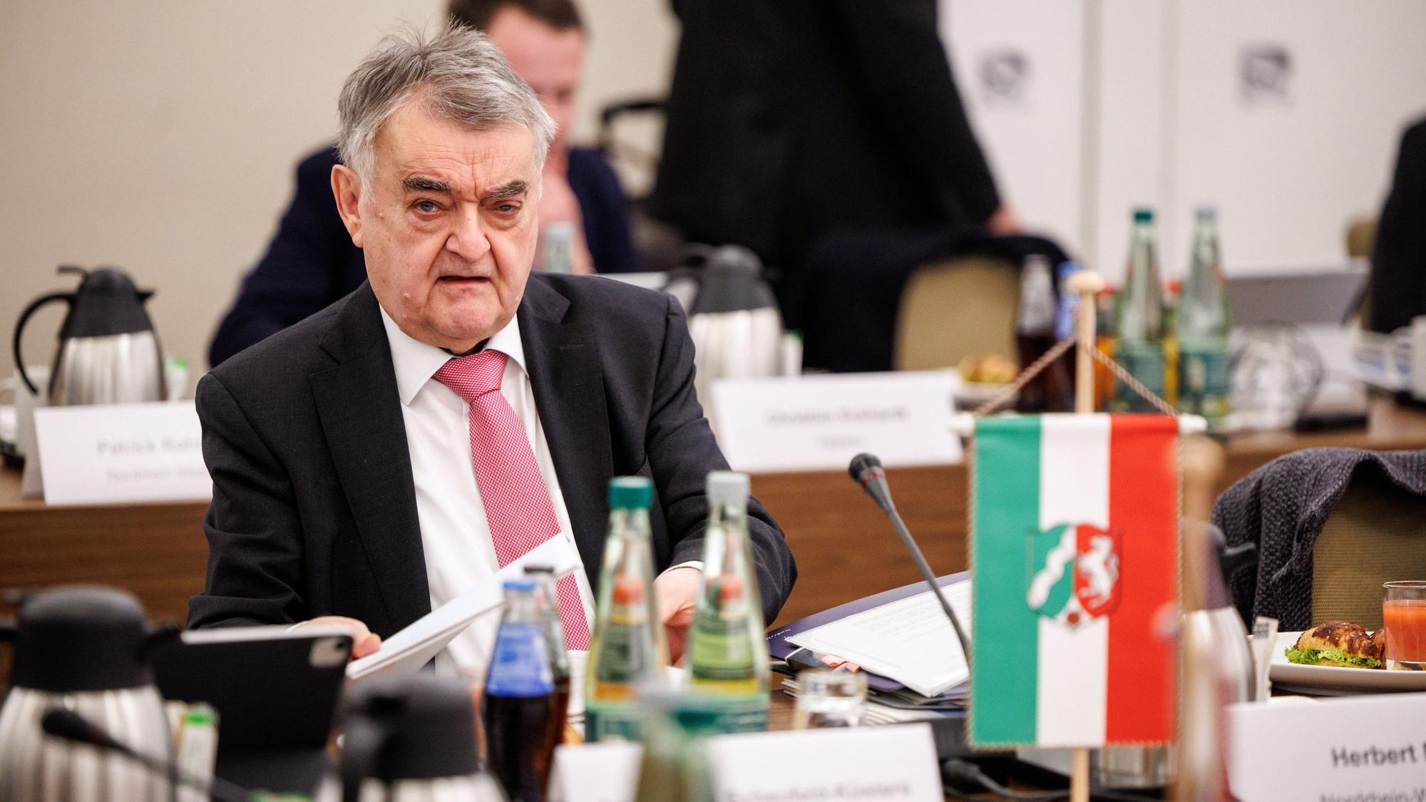 NRW-Innenminister Herbert Reul (CDU) sitzt an einem Schreibtisch während einer Parteikonferenz.