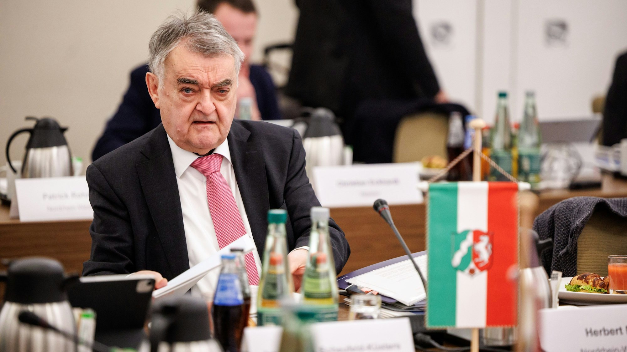 NRW-Innenminister Herbert Reul (CDU) sitzt an einem Schreibtisch während einer Parteikonferenz.