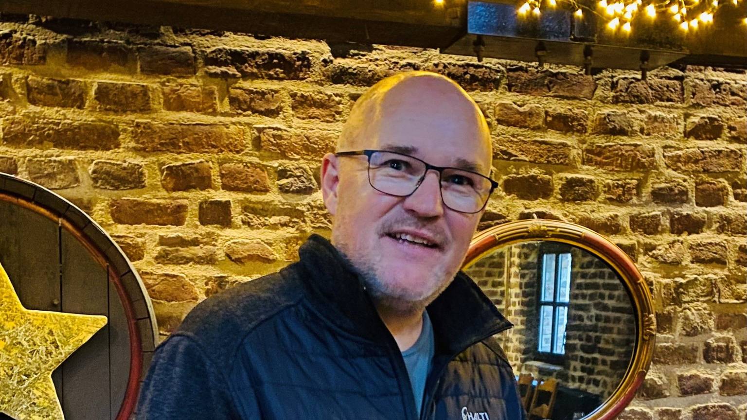 Stephan Schmidt ist Gastronom und steht in einem seiner beiden Weinhäuser in Pulheim.