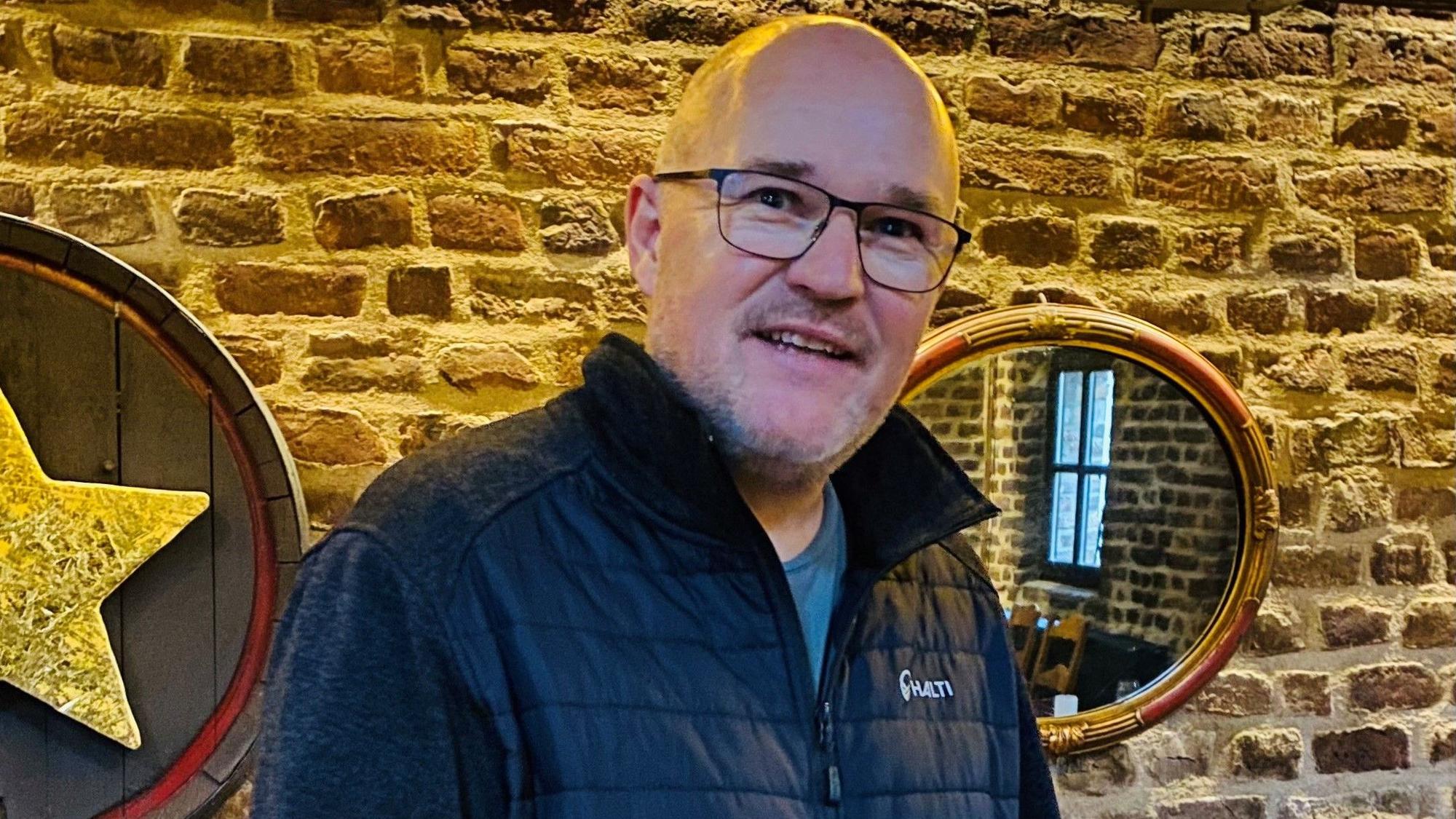 Stephan Schmidt ist Gastronom und steht in einem seiner beiden Weinhäuser in Pulheim.