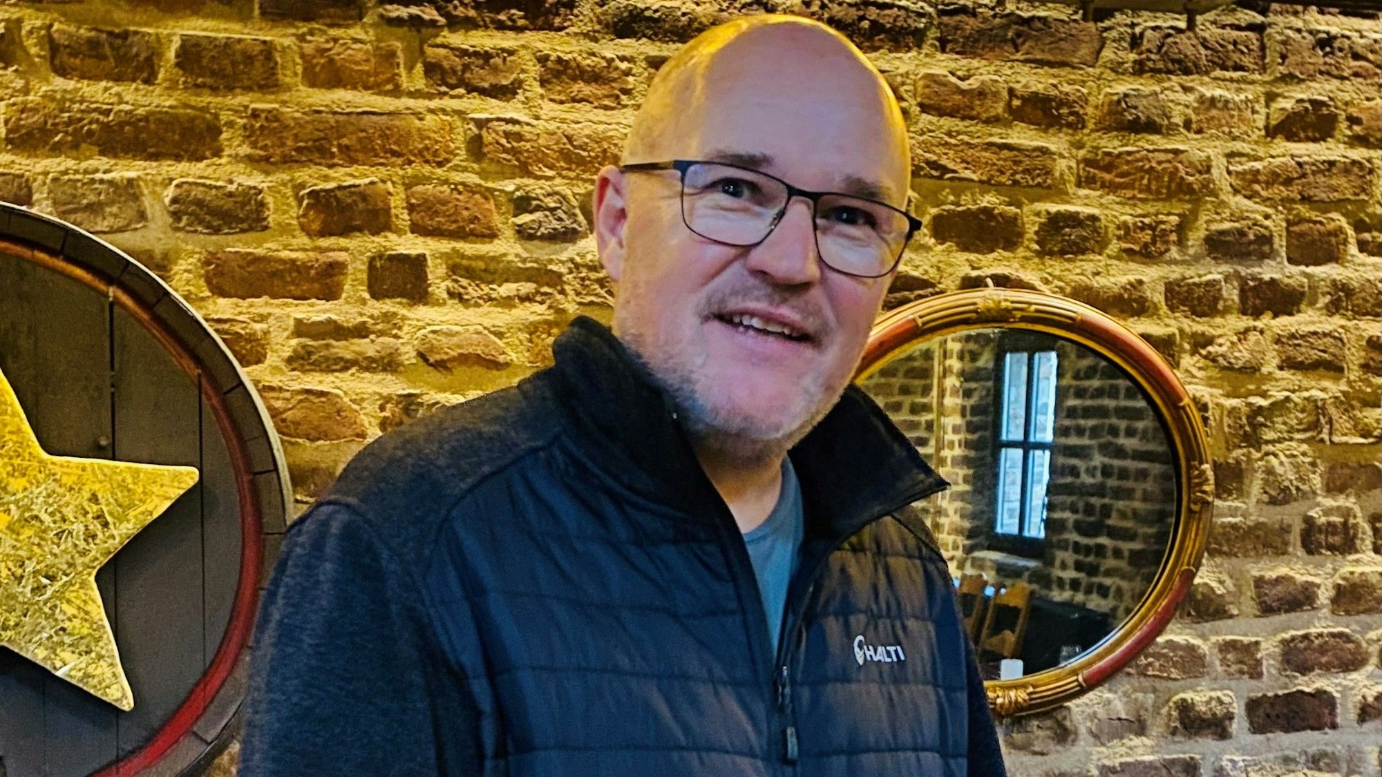 Stephan Schmidt ist Gastronom und steht in einem seiner beiden Weinhäuser in Pulheim.