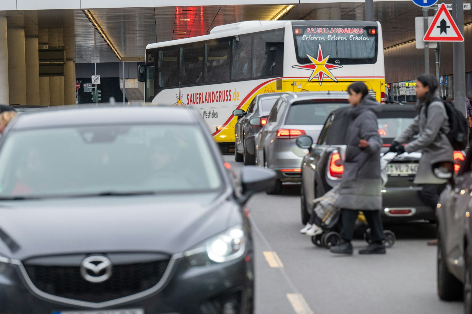Busse, Autos, Menschen: Auf den Kölner Straßen ist viel los.