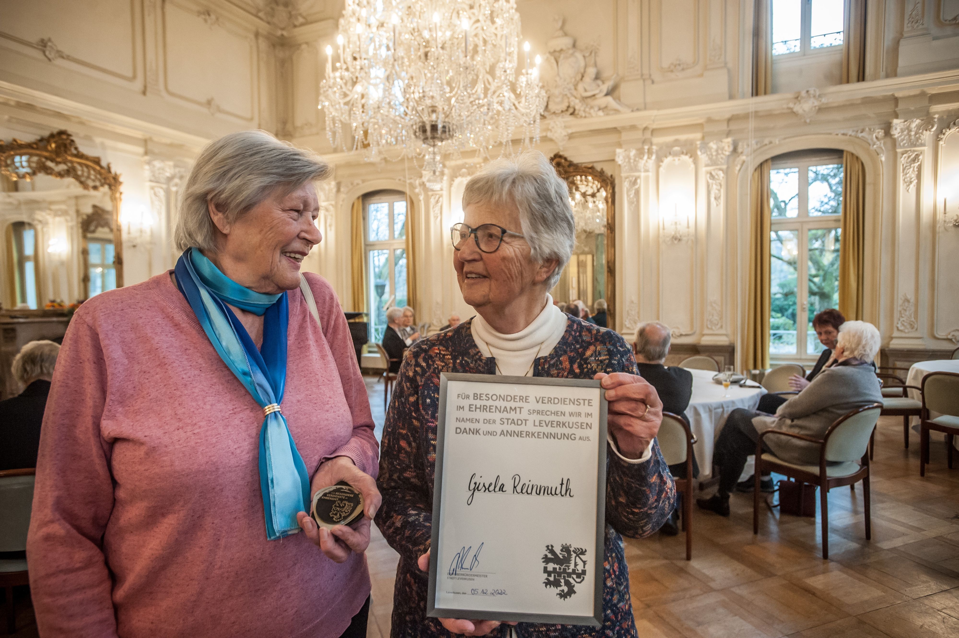 Zwei Frauen im Spiegelsaal.