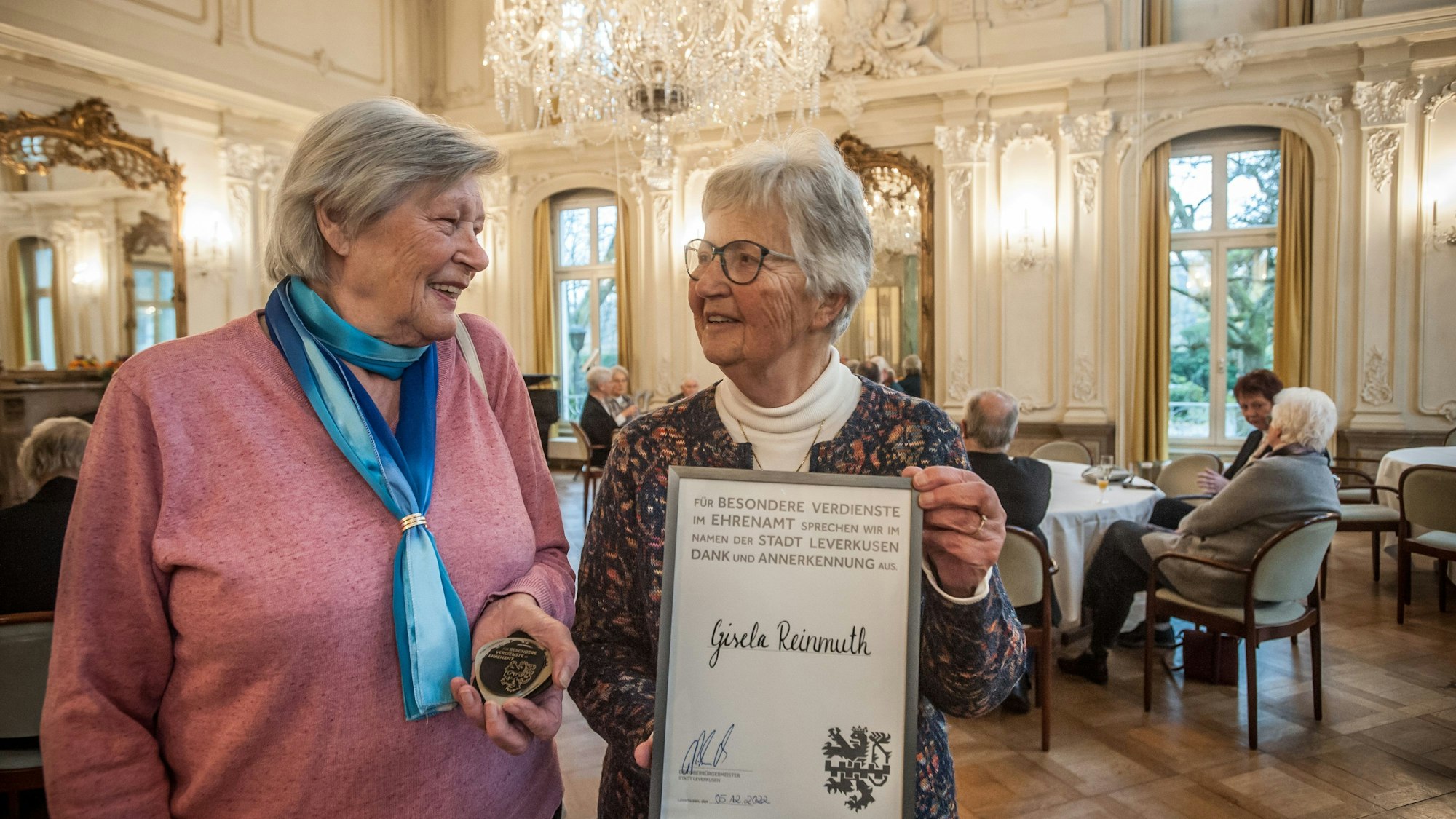 Zwei Frauen im Spiegelsaal.