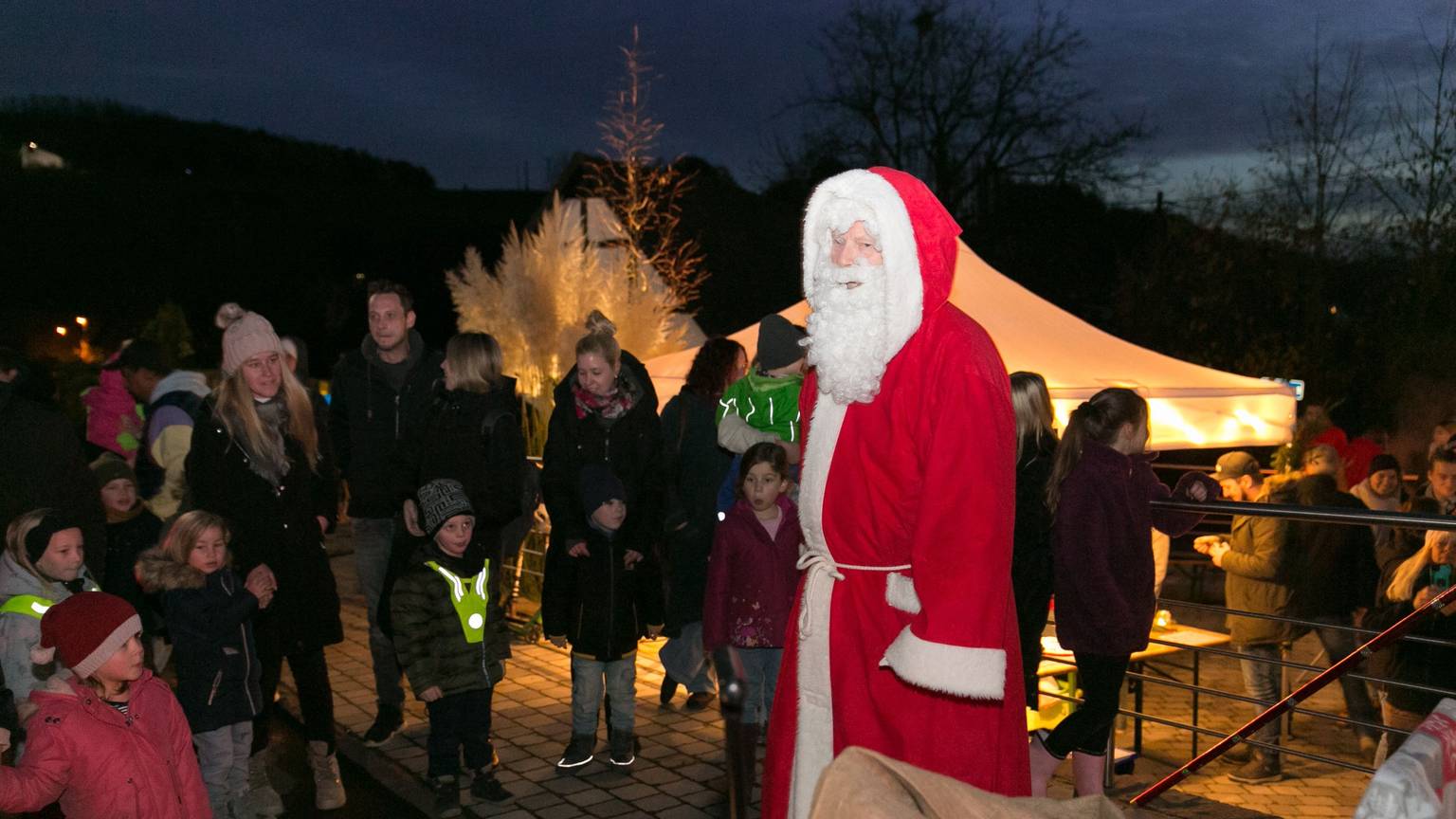 Wilfried Paul im Nikolaus-Kostüm bei einer Veranstaltung.