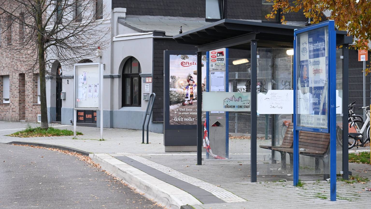 Das Bild zeigt die Bushaltestelle, an der der 57-Jährige am vergangenen Samstag stürzte.
