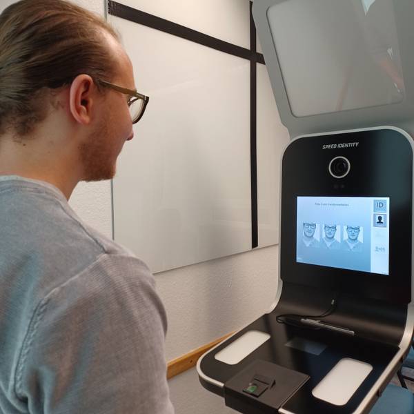 Ein Mann nimmt ein digitales Foto am Automaten auf.