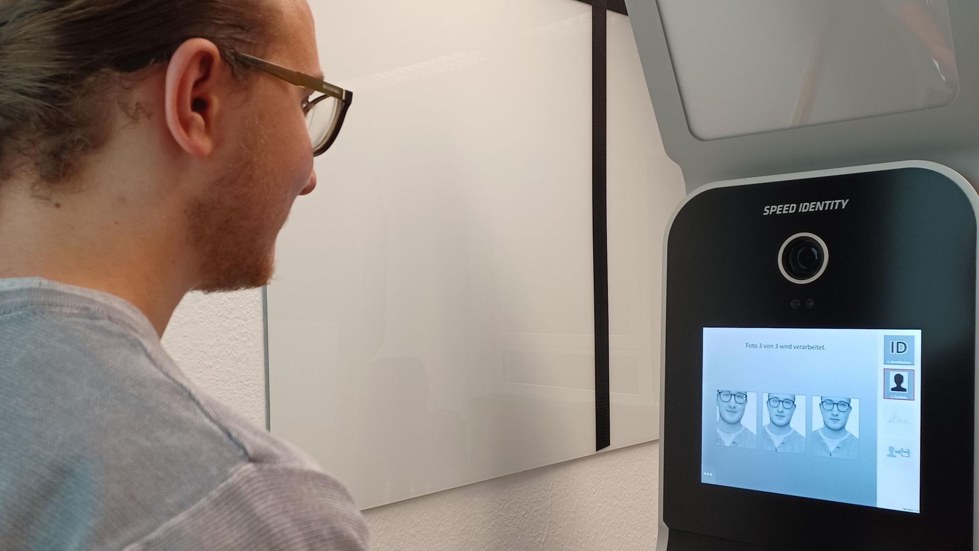 Ein Mann nimmt ein digitales Foto am Automaten auf.