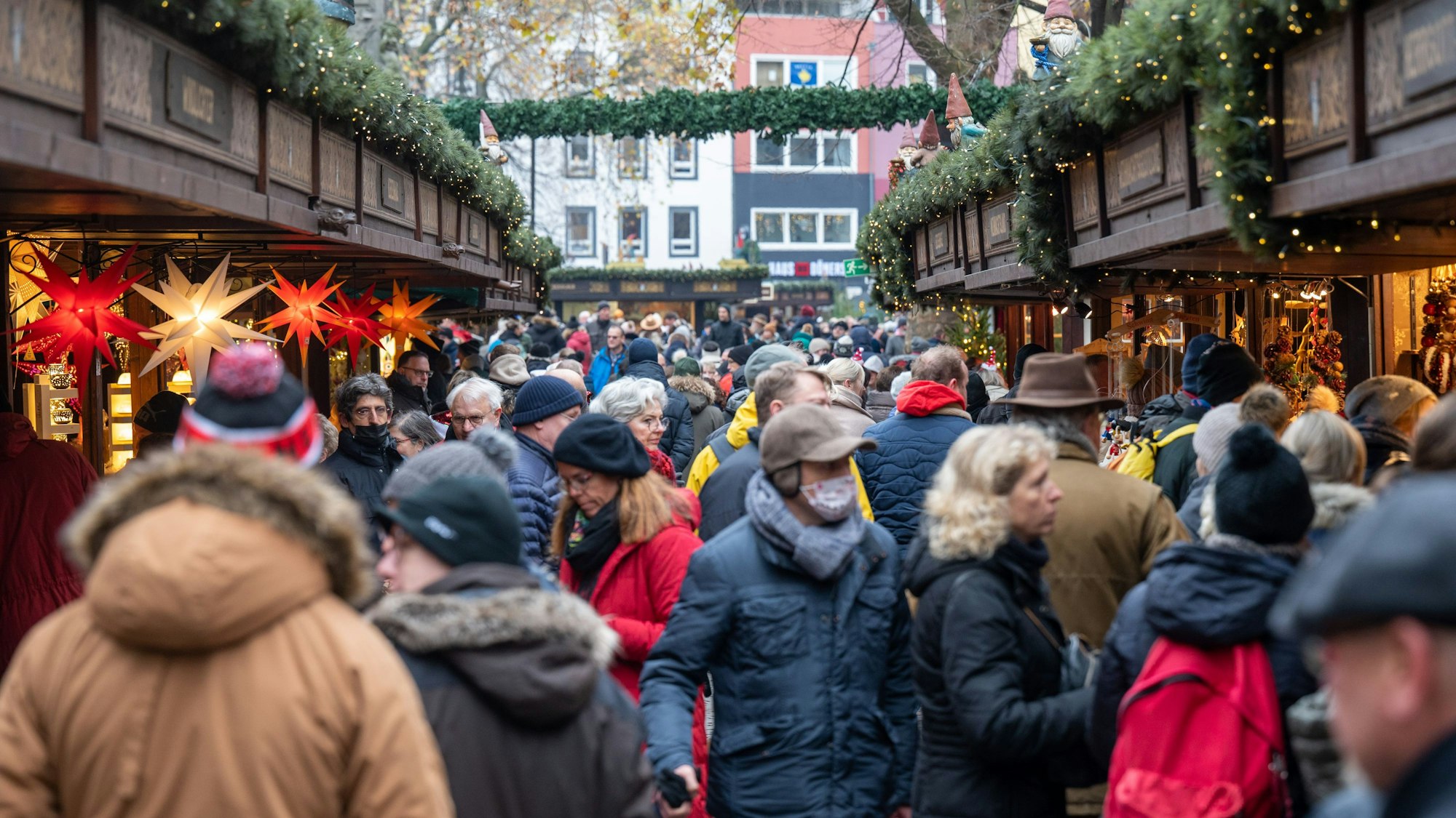 Menschen tummeln sich auf dem Weihnachtsmarkt auf dem Alter Markt.