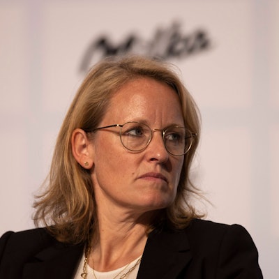 DFL-Chefin Donata Hopfen blickt mismutig auf einer Pressekonferenz zur Seite.