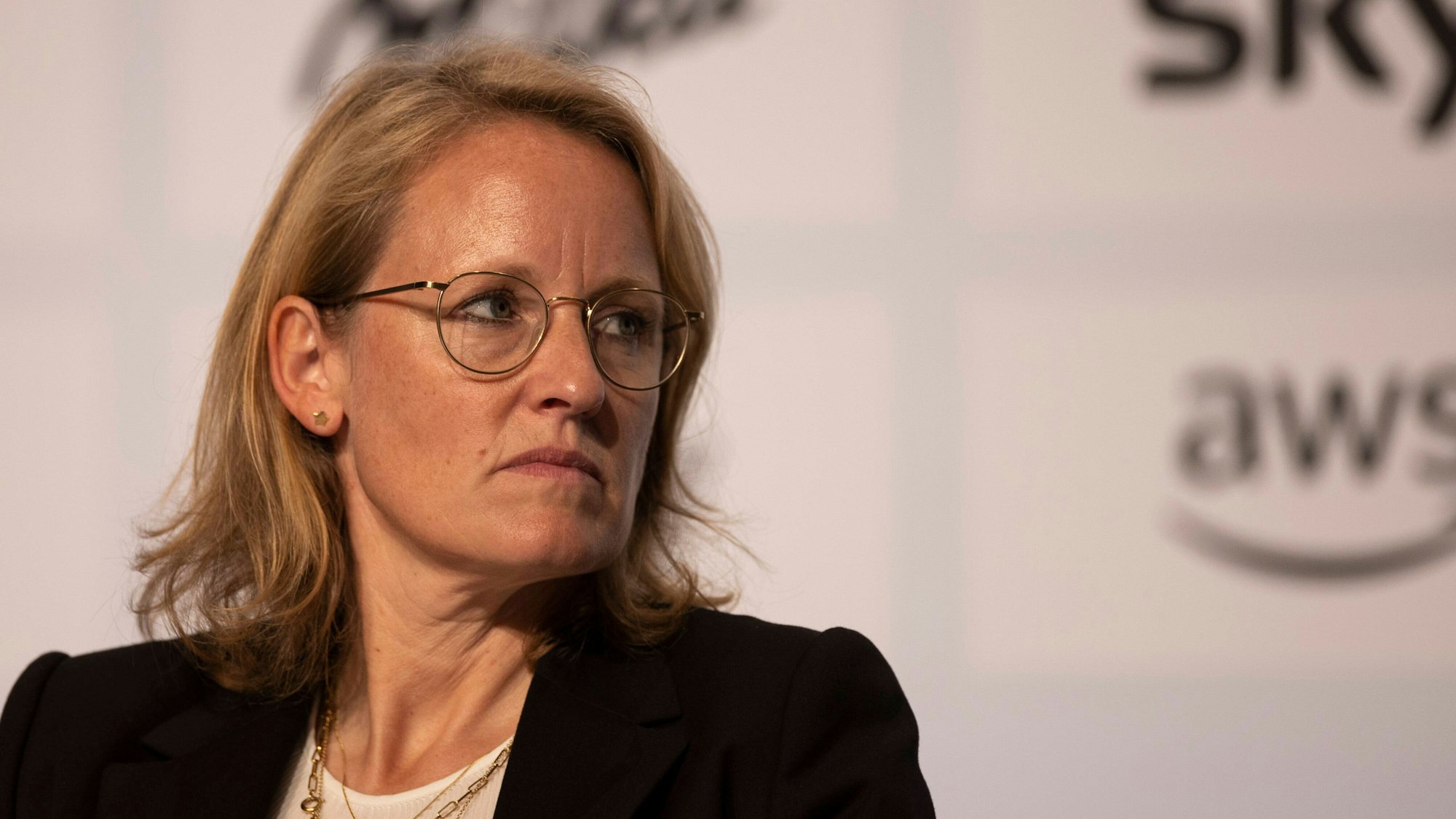 DFL-Chefin Donata Hopfen blickt mismutig auf einer Pressekonferenz zur Seite.