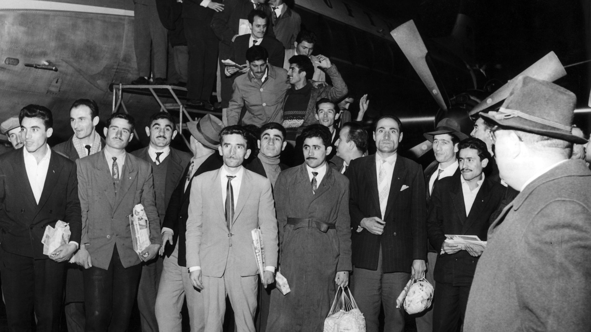 55 türkische Gastarbeiter kommen am 27.11.1961 auf dem Flughafen in Düsseldorf an.