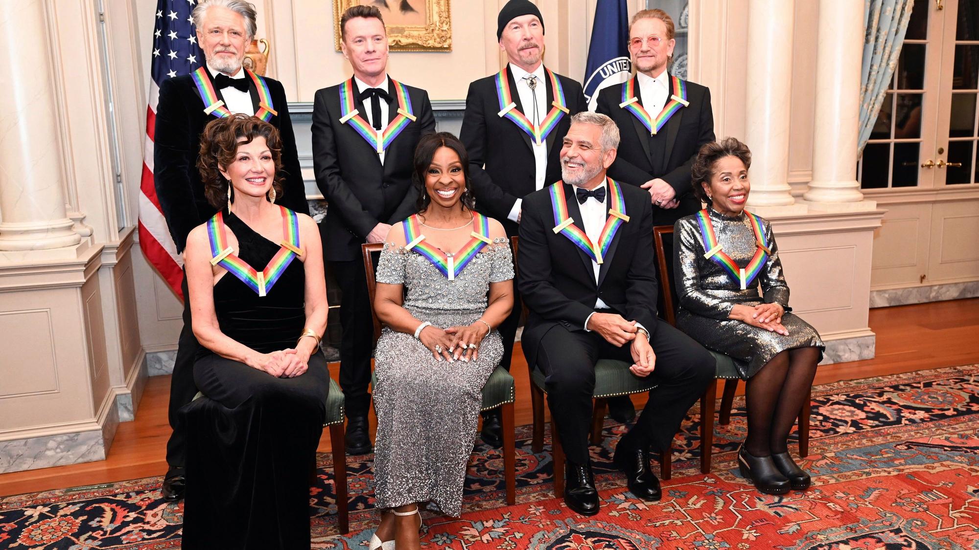 Die Preisträger Amy Grant, Gladys Knight, George Clooney, Tania León und U2 stehend und sitzend.