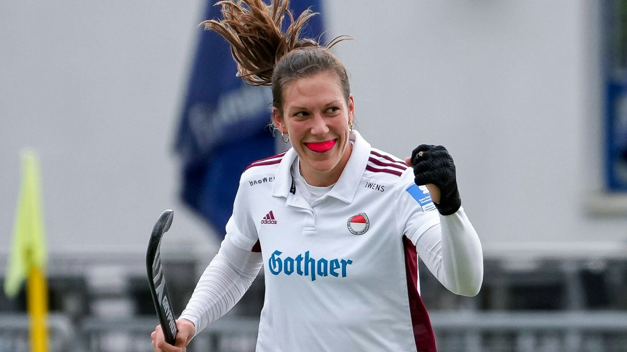 Eine Hockeyspielerin jubelt nach einem Tor.