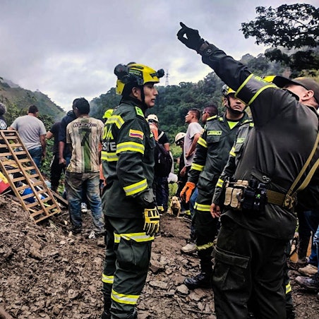 Ein von der Pressestelle der kolumbianischen Nationalpolizei veröffentlichtes Handout-Foto zeigt Rettungskräfte, die sich um den Ort eines Erdrutsches im Sektor El Ruso kümmern,