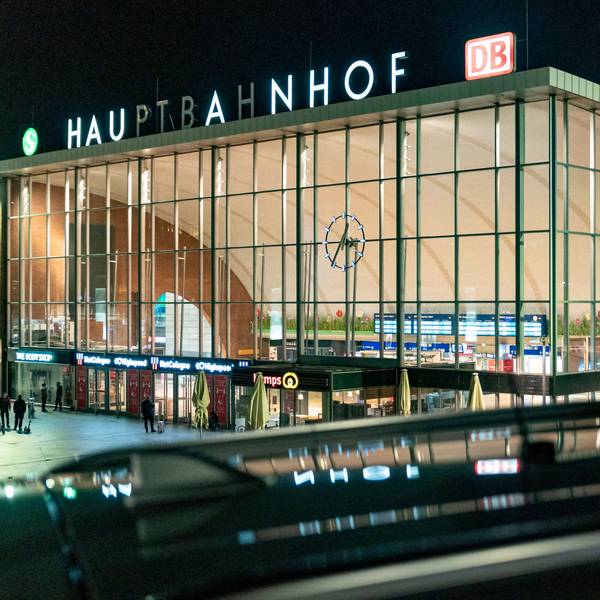 Der Kölner Hauptbahnhof von außen. Im Vordergrund steht ein Wagen des Ordnungsamtes.
