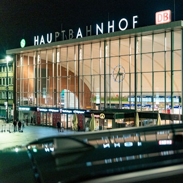 Der Kölner Hauptbahnhof von außen. Im Vordergrund steht ein Wagen des Ordnungsamtes.
