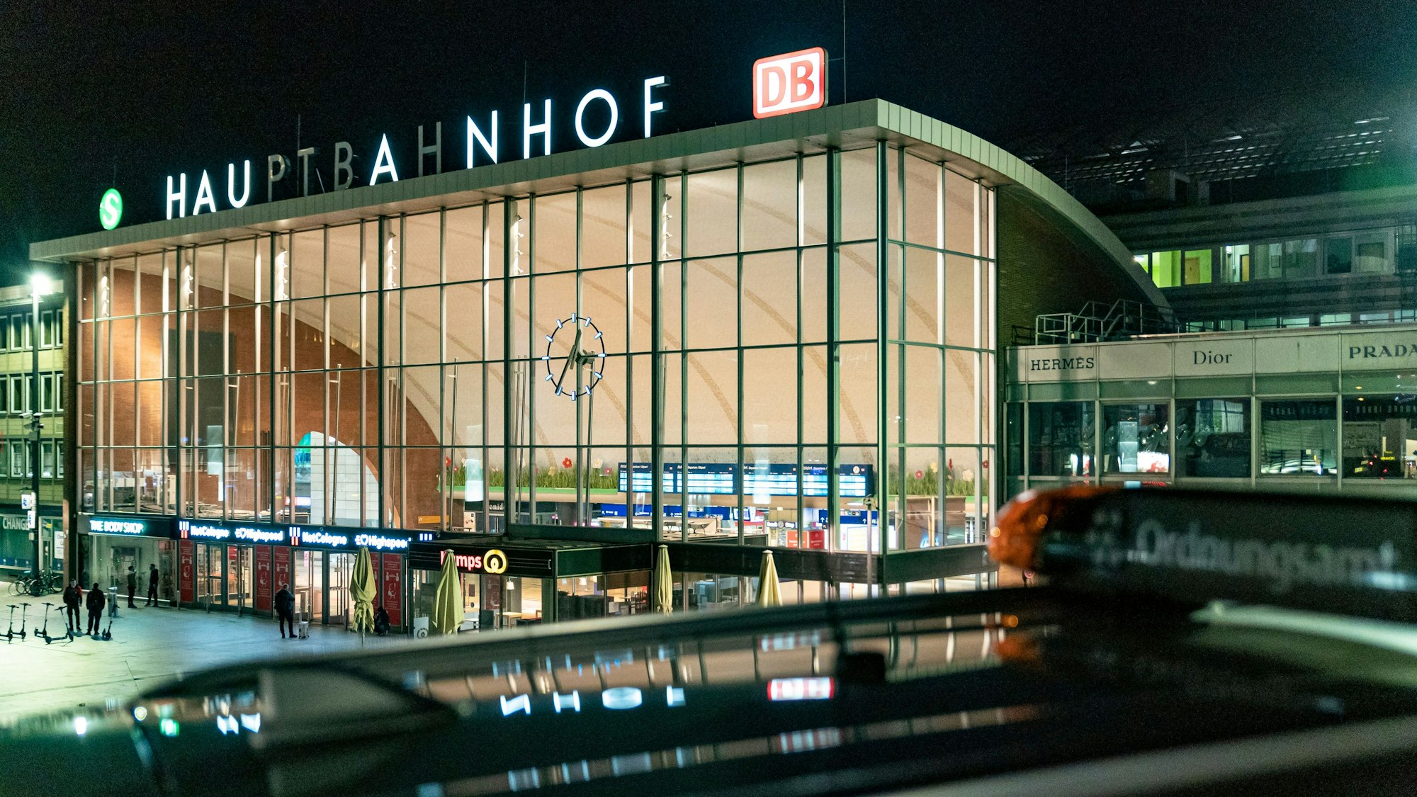 Der Kölner Hauptbahnhof von außen. Im Vordergrund steht ein Wagen des Ordnungsamtes.