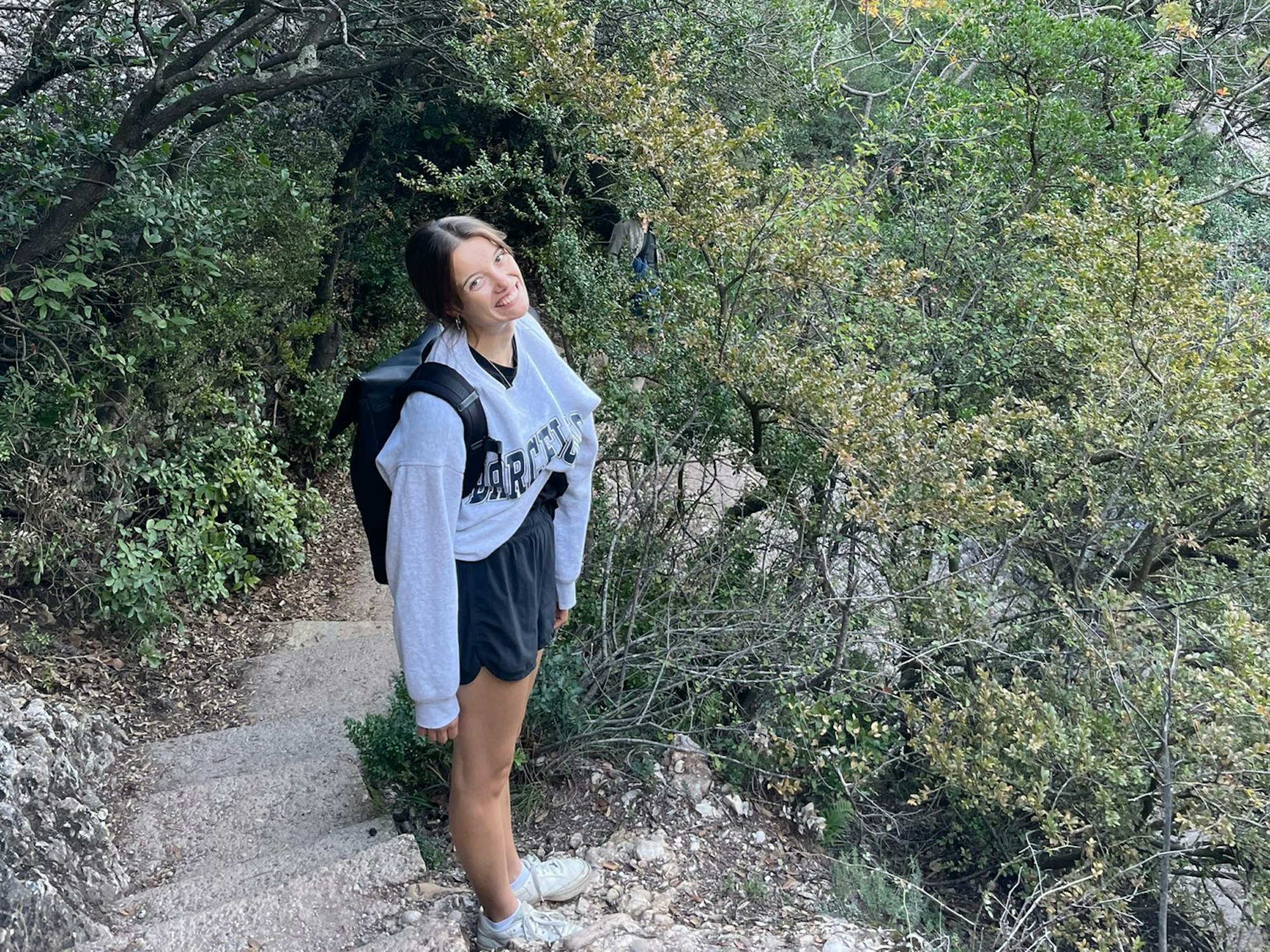 Auch Ausflüge in die Natur Spaniens gehören zum Auslandssemester dazu. Schwabe steht auf einem Berg neben einer Treppe. Hinter ihr sind grüne Bäume und Sträucher.