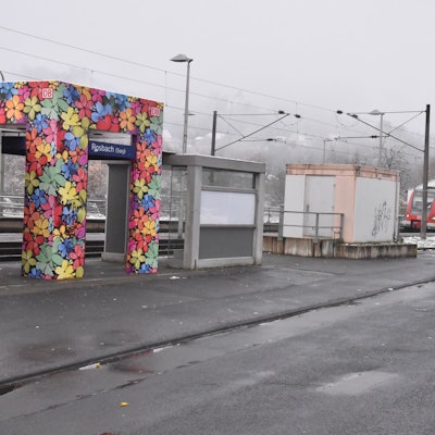Ein Bus steht am Bahnhof Rosbach und wartet.