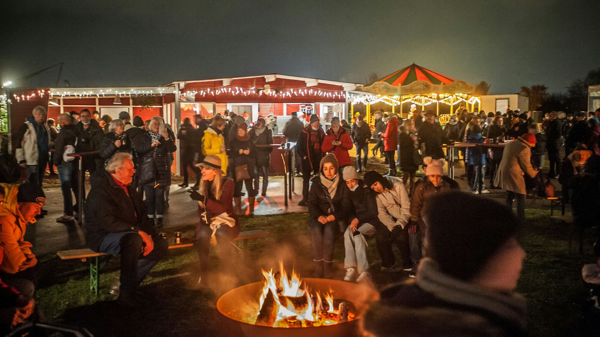 Auf dem Nordischen Weihnachtsmarkt im Neulandpark brennt ein Feuer.