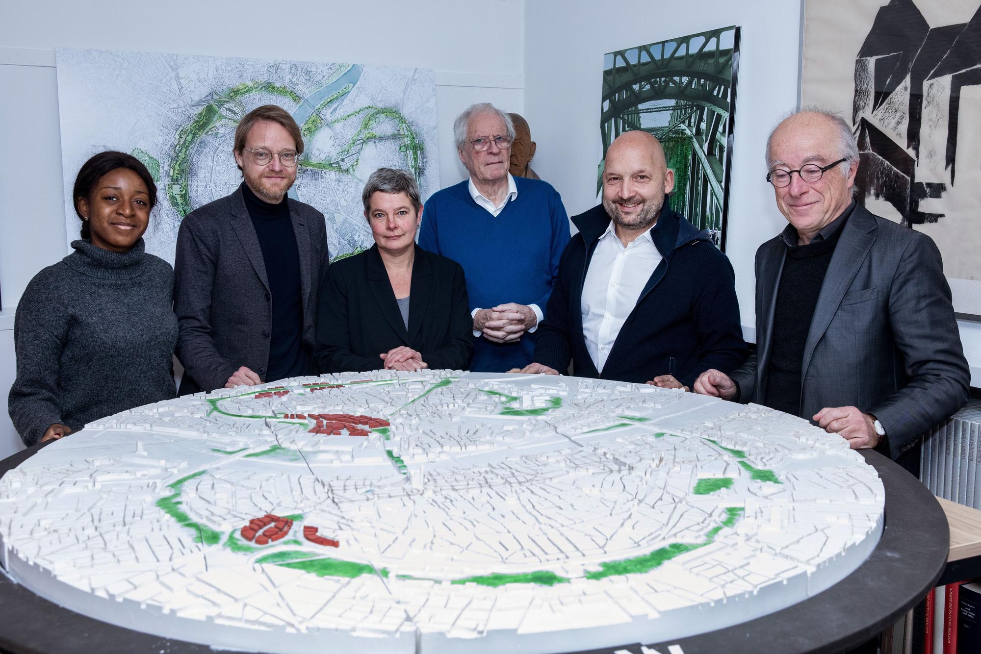 Sarah N´Sabaka,Thorsten Koska, Anja Bierwirth, Dr. Günter Harloff, Thomas Müller und Paul Böhm stehen von einem Stadtentwicklungs-Modell.