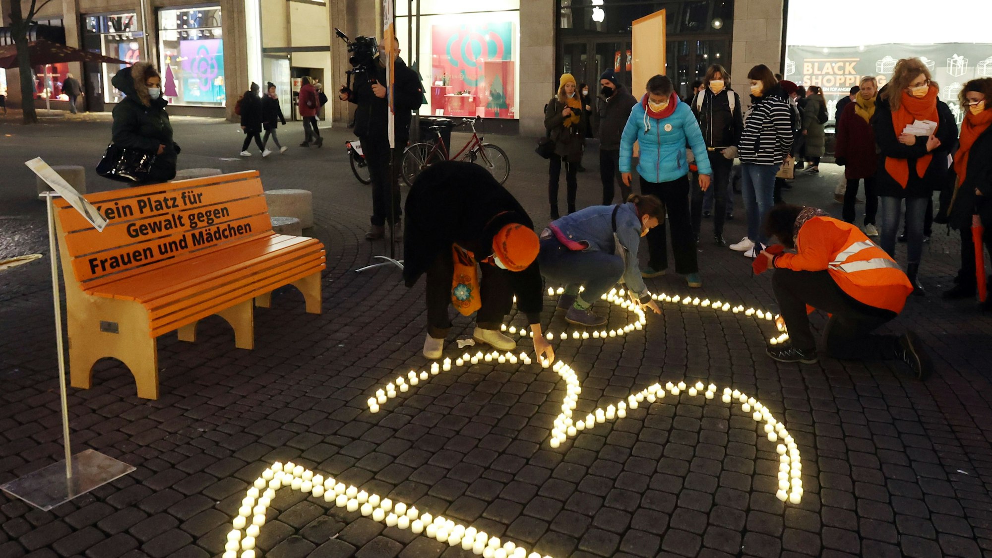Orange Days 2021 am Bierbrunnen auf der Schildergasse.
Der 1987 gegründete Arbeitskreis besteht aus über 20 Kölner Einrichtungen der Frauenhilfe. Für jede durch Partnerschaftsgewalt verstorbene Frau wird symbolisch eine Kerze aufgestellt.Insgesamt sind es 139 Stück.