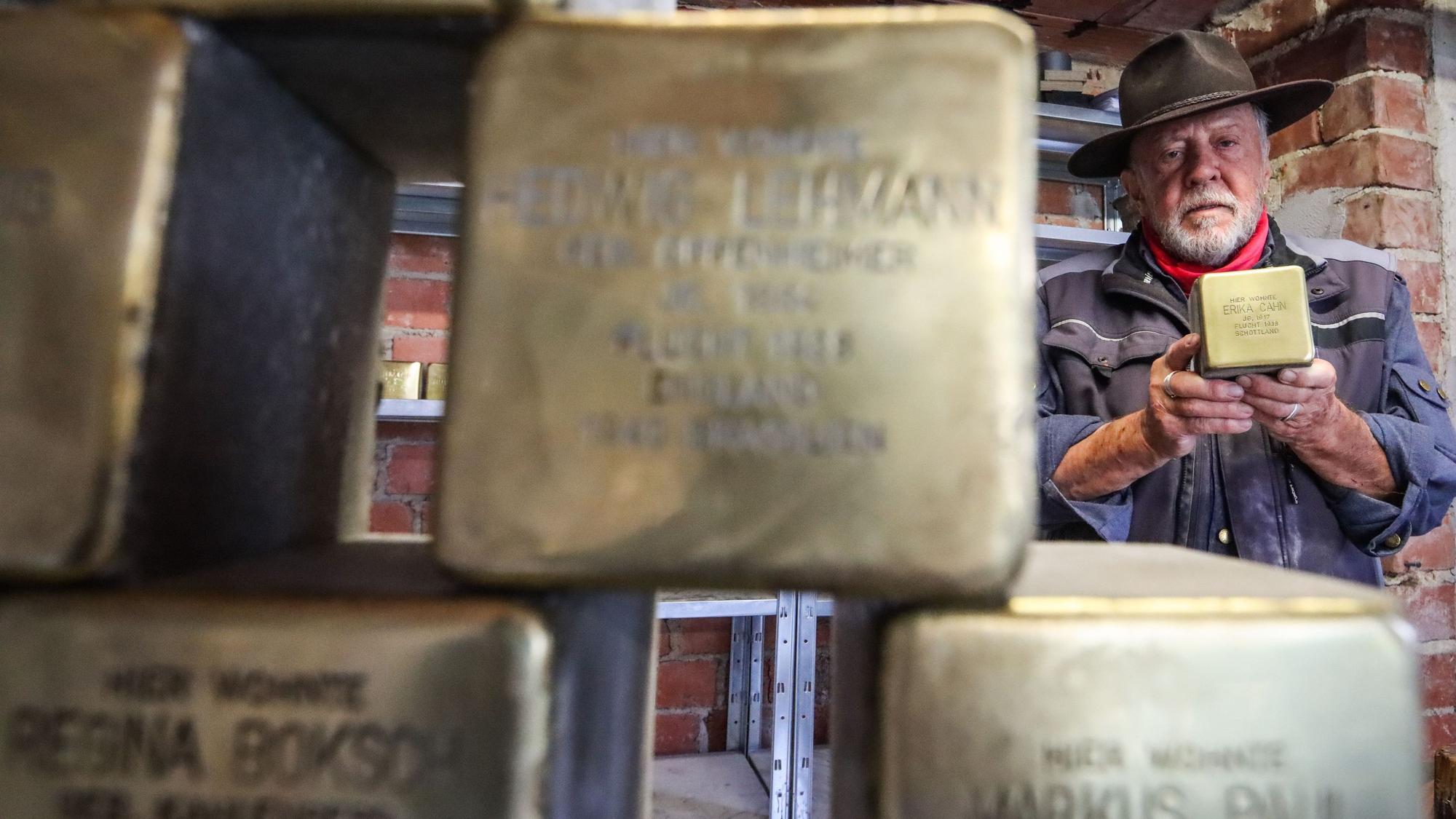 Künstler Gunter Demnig arbeitet in seiner Werkstatt an Stolpersteinen. Er bringt sein Projekt auch nach Rösrath.