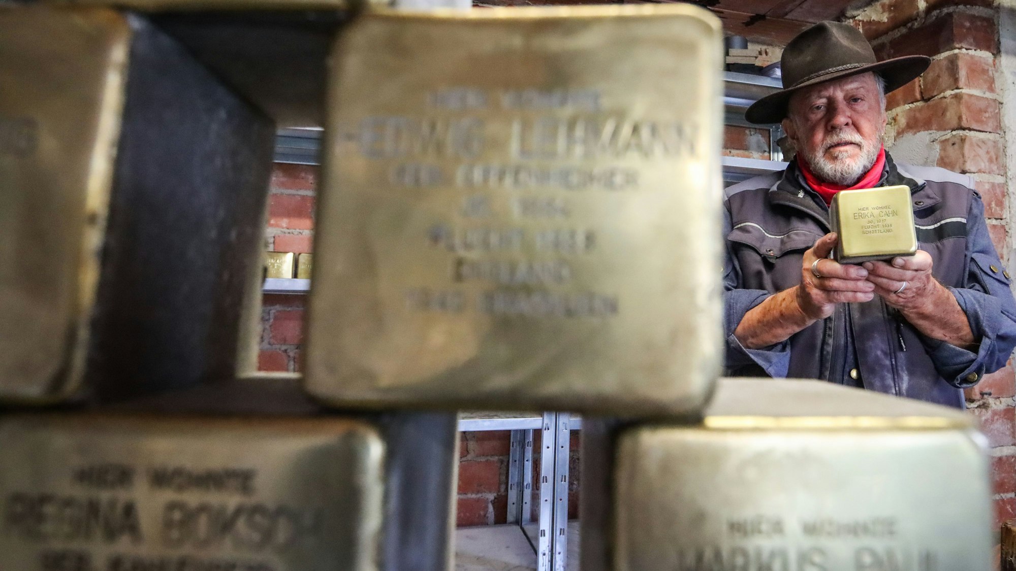 Künstler Gunter Demnig arbeitet in seiner Werkstatt an Stolpersteinen. Er bringt sein Projekt auch nach Rösrath.