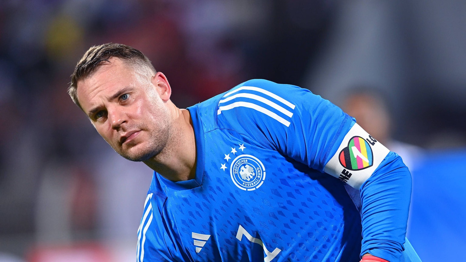 DFB-Kapitän Manuel Neuer mit der „One Love“-Binde bei einem Testspiel Mitte November im Oman.