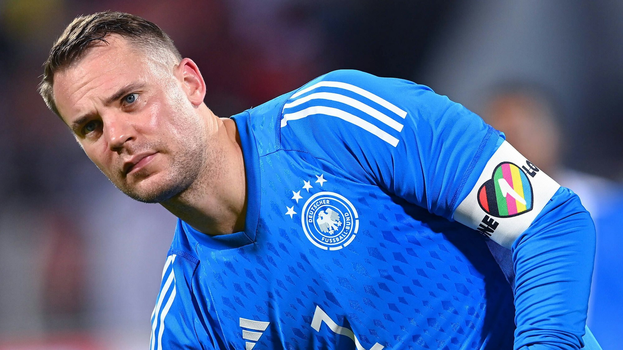 DFB-Kapitän Manuel Neuer mit der „One Love“-Binde bei einem Testspiel Mitte November im Oman.