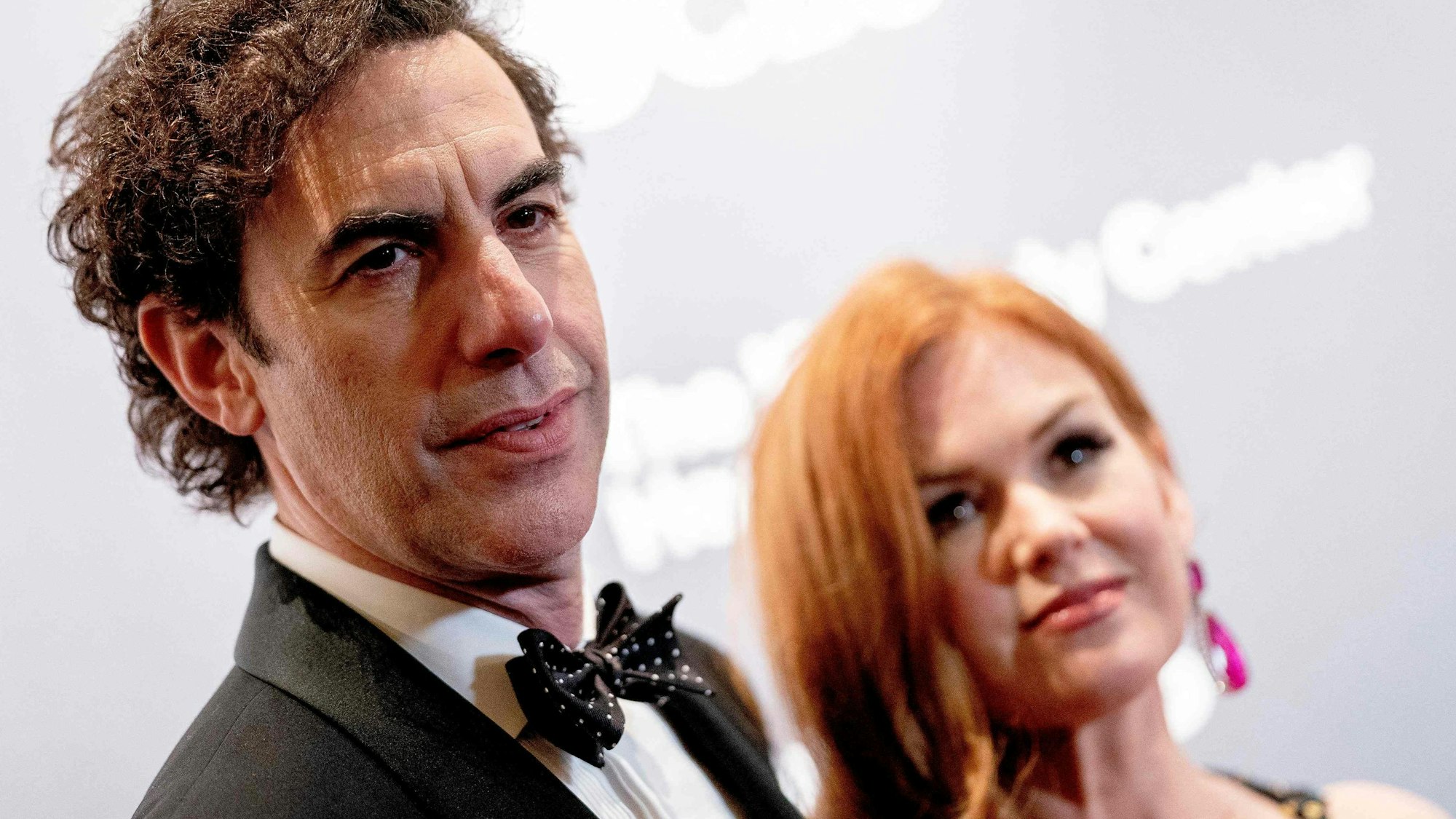 „Borat“-Darsteller Sacha Baron Cohen kommt mit seiner Frau Isla Fisher bei den „Kennedy Center Honors“ an.