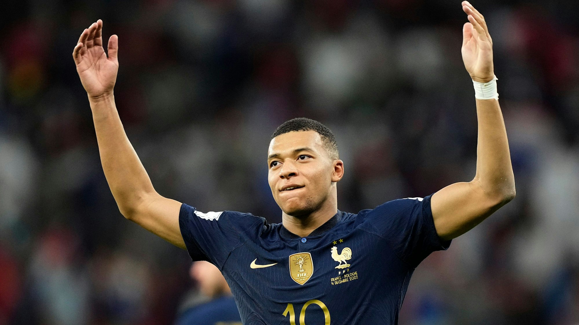 Der Franzose Kylian Mbappé feiert mit erhobenen Armen einen seiner beiden Treffer im Achtelfinalspiel des Weltmeisters gegen Polen.